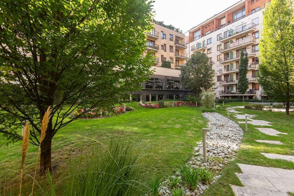 Flat On Corvin Promenade With Big Balcony * בודפשט