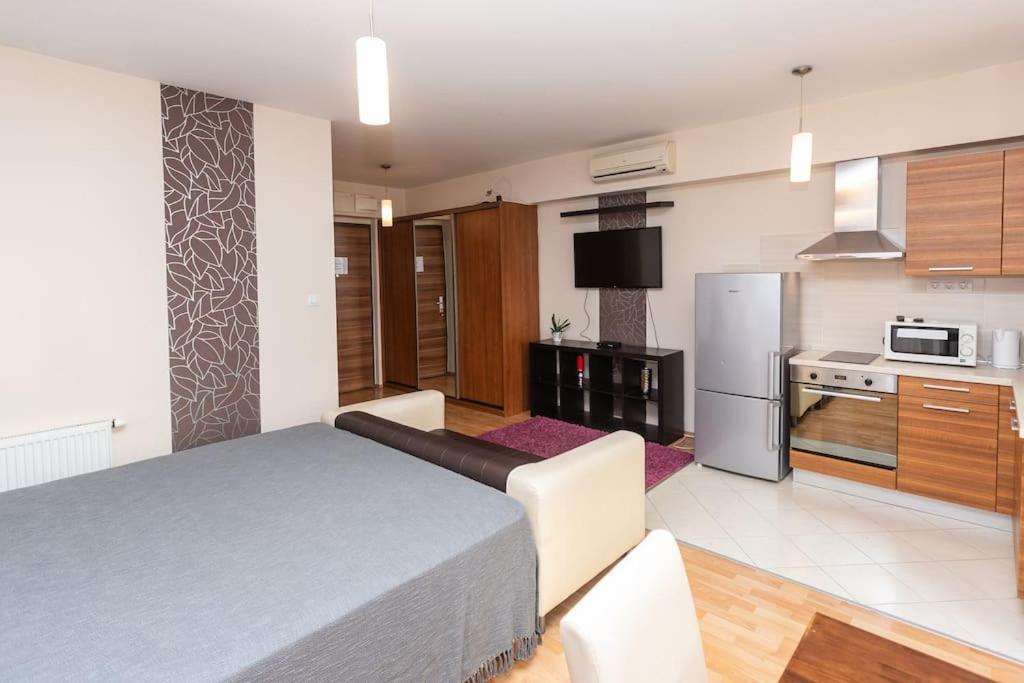 Flat On Corvin Promenade With Big Balcony דירה